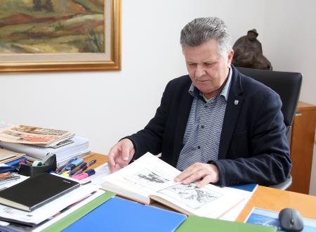 ŽUPAN S KNJIGO ORIKTOGRAFIJA B. HACQUET 05 FOTO LJUBO VUKELIČ